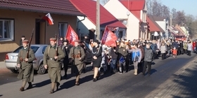 Uroczyste odsłąniecie tablicy pamiatkowej w Łopiennie