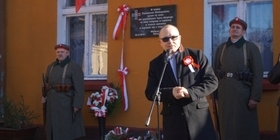 Uroczyste odsłąniecie tablicy pamiatkowej w Łopiennie