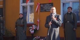 Uroczyste odsłąniecie tablicy pamiatkowej w Łopiennie