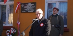 Uroczyste odsłąniecie tablicy pamiatkowej w Łopiennie