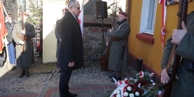 Uroczyste odsłąniecie tablicy pamiatkowej w Łopiennie