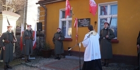 Uroczyste odsłąniecie tablicy pamiatkowej w Łopiennie