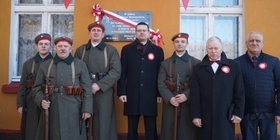 Uroczyste odsłąniecie tablicy pamiatkowej w Łopiennie