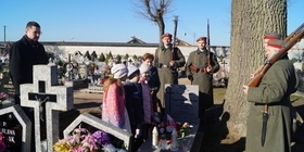 Uroczyste odsłąniecie tablicy pamiatkowej w Łopiennie