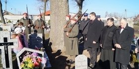 Uroczyste odsłąniecie tablicy pamiatkowej w Łopiennie