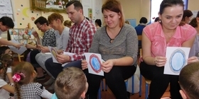 czytanie bajek i zabawa z rodzicami