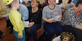 czytanie bajek i zabawa z rodzicami